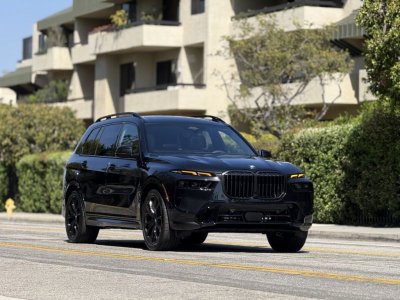 BMW X7 xDrive40i - SUV rental car