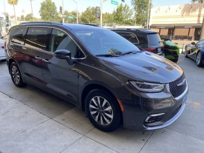 Photo of Chrysler Pacifica from Beverly Hills Car Rental