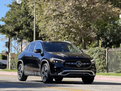 Black Mercedes-Benz GLA250 thumnail image