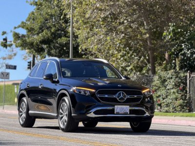 Black Mercedes-Benz GLC300 thumnail image