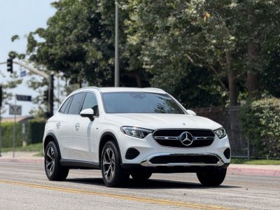White Mercedes-Benz GLC300 thumnail image