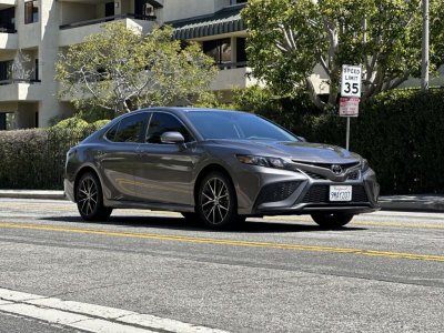Gray Toyota Camry thumnail image