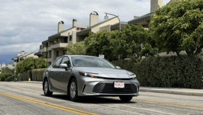 Silver Toyota Camry thumnail image