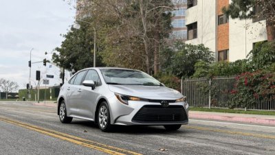 Silver Toyota Corolla LE thumnail image