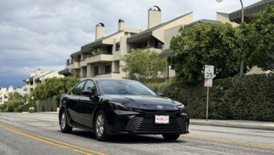 Black Toyota Camry thumnail image